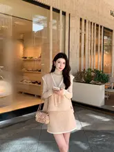 ニットベストとAラインスカートの秋冬コーディネート（セットアップ対応）