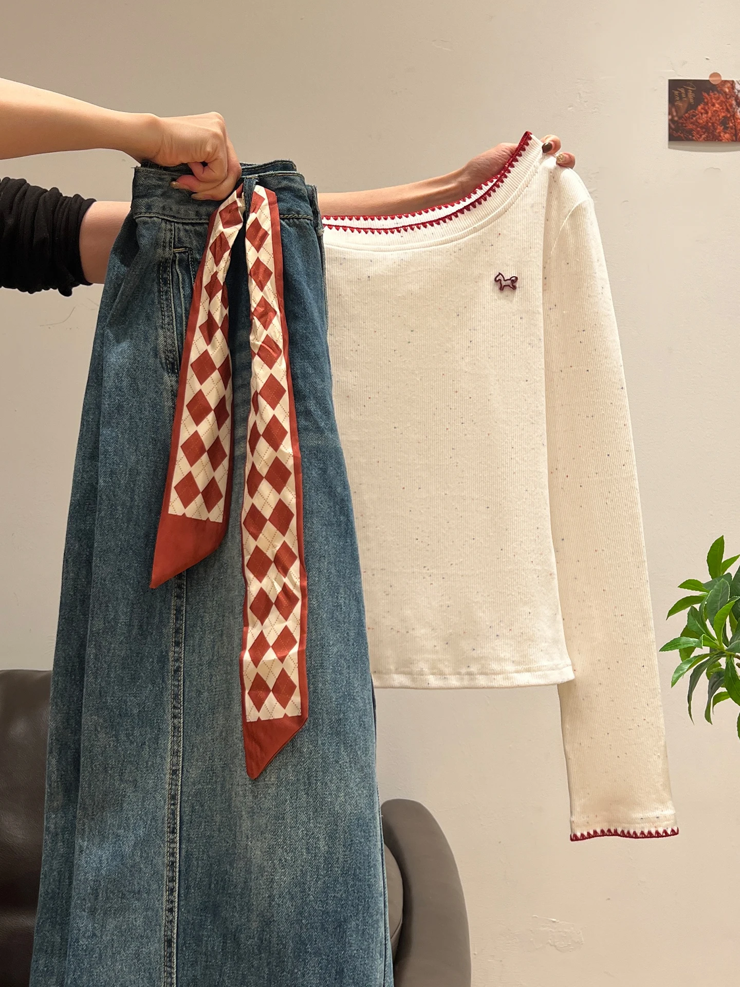 20代後半の女性が今、選ぶべき春のコーデは？斜め肩Tと刺繍デニムの組み合わせが答え