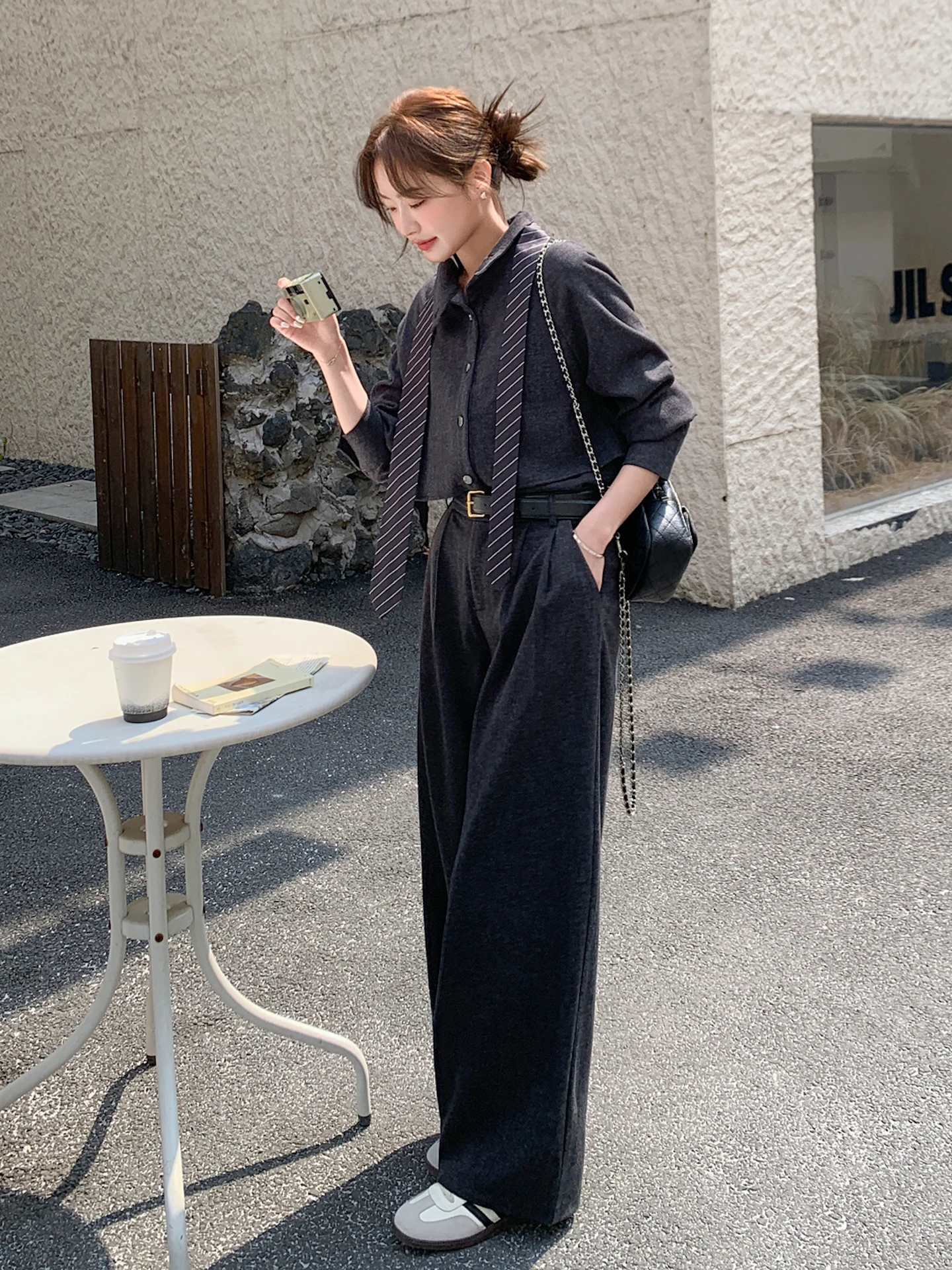 灰色立襟シャツとワイドパンツのコーデ：2026年春の高級感スタイルを実現
