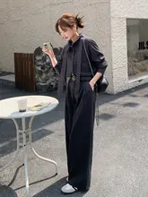 グレーの立ち襟シャツとワイドパンツの華やかなコーディネート（セットアップ対応）