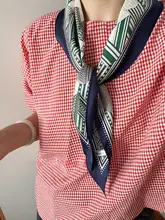幾何学模様のシルクスカーフ【高級感のあるプリント・レザー調のアクセント】