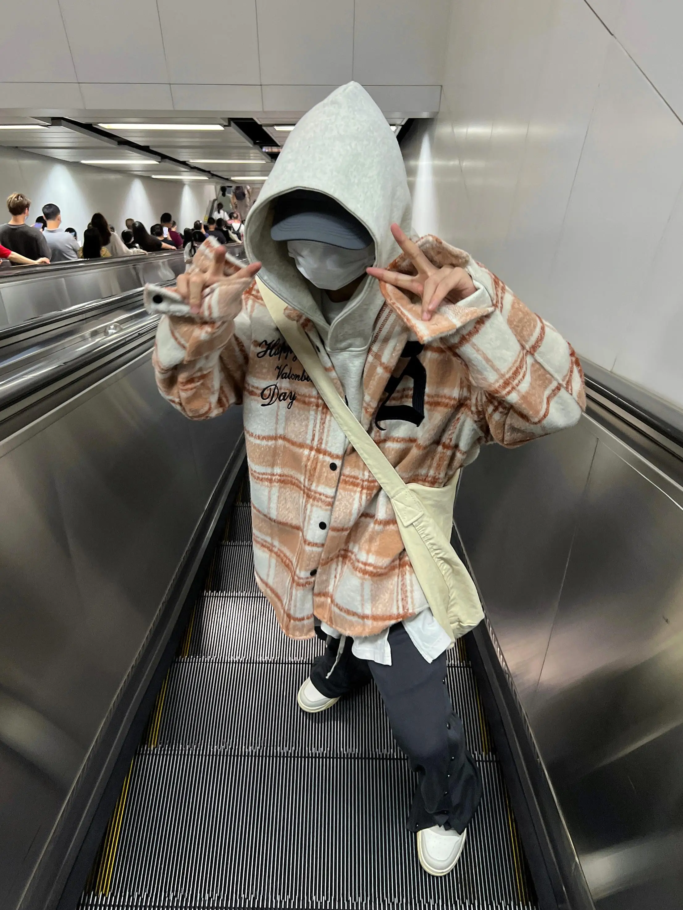 27歳男性が「クール系ファッション」で失敗しないコーデは？黒のサイドボタンストレートパンツが解決する