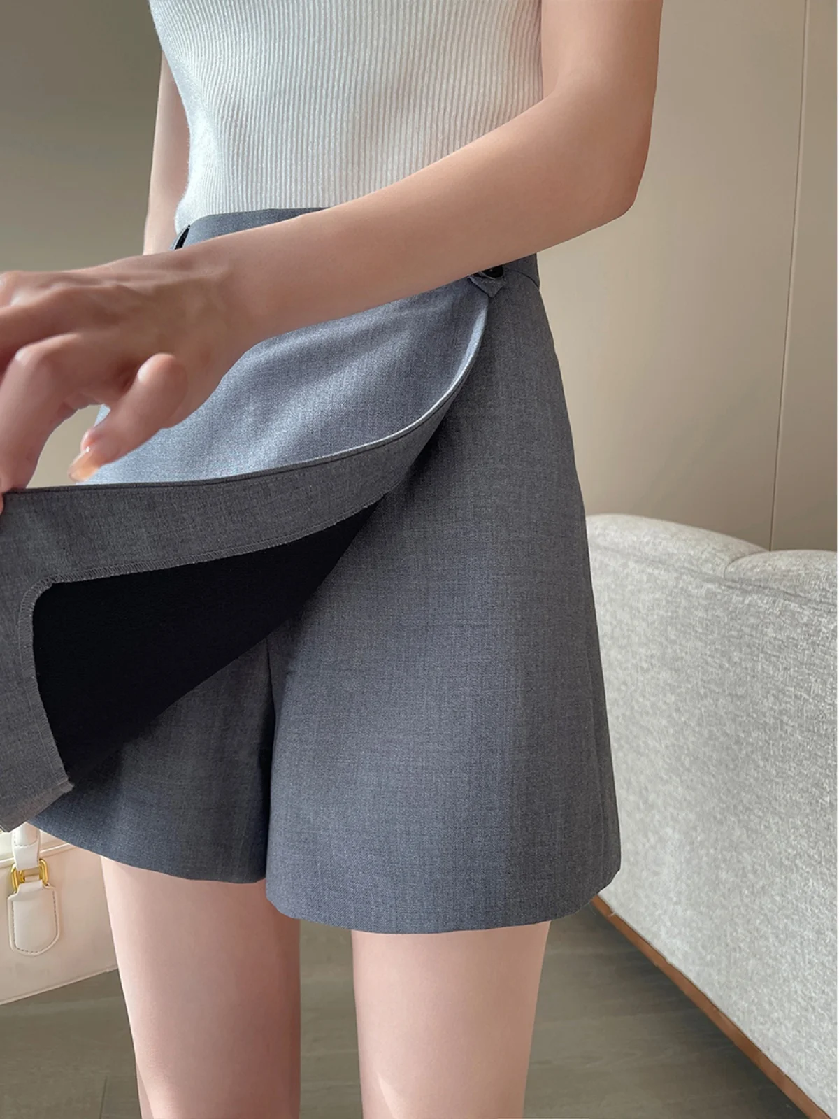 ミニスカートを選ぶときに迷うのは、本当に「どんなスタイルが合うか」なのか？