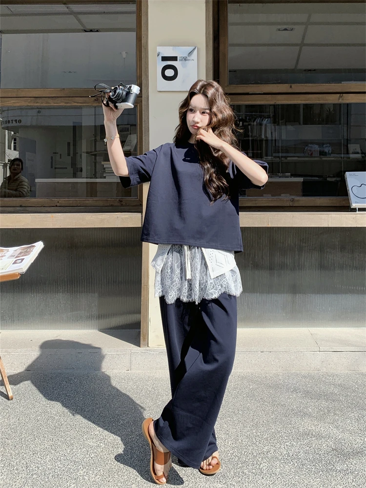 30代女性が選ぶ2026春夏のプチプラコーデは、深青色の切り替えTシャツとワイドパンツがベスト？