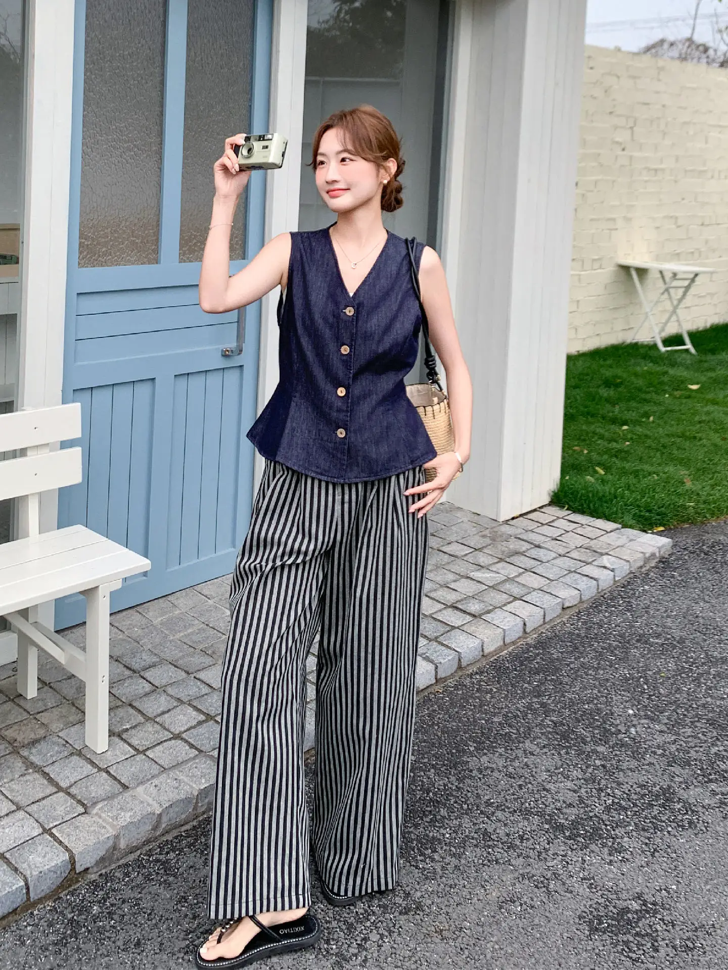 90年代の復古スタイルを再現する薄手デニムベストとストライプワイドパンツセット