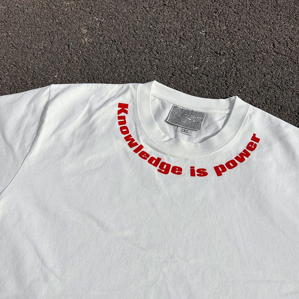 「tシャツ 形」がきれいに見える理由は？背中や首よれに悩む人のための弧形デザイン解説