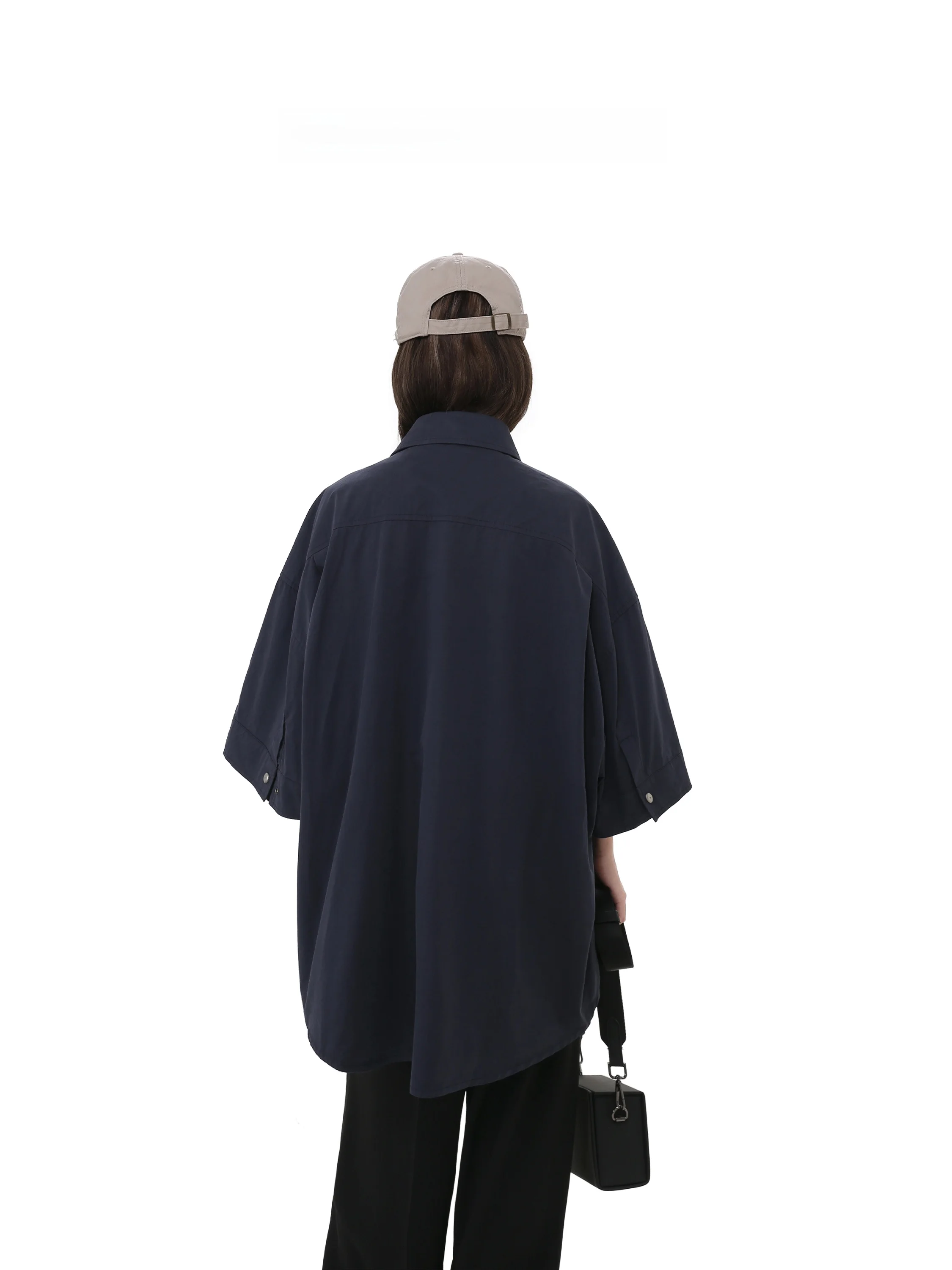 30代のオフィスカジュアルに合う、ノーカラーシャツはどこで選ぶ？