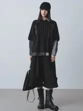デザイン性のある長袖シャツと中袖ニットの黒い2点セット（セットアップ対応）
