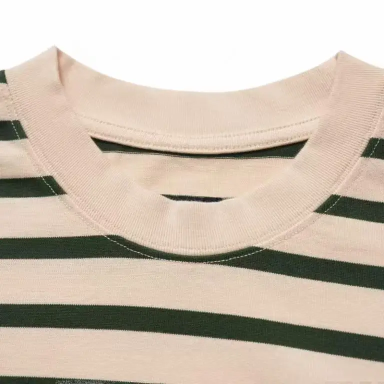ストライプ柄の半袖Tシャツ：横から着る際のスタイリングと機能性の実証