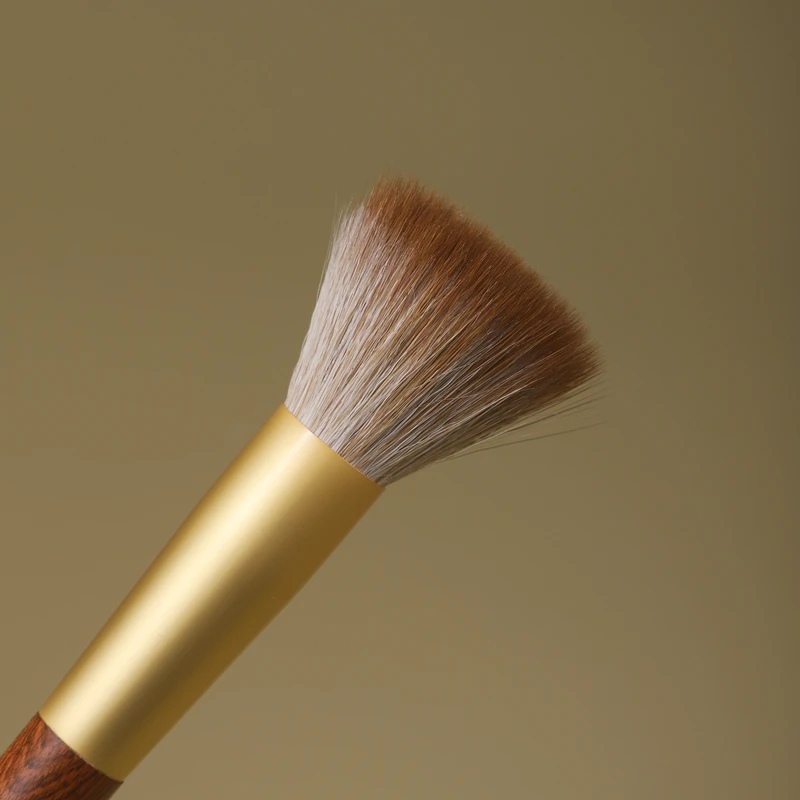 黄鼬鼠毛のチークブラシ：すね毛ちくちく対策に最適な点描ブラシの実用性解析