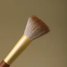 黄鼬鼠毛のチークブラシ【小型・透明感のある仕上がり】