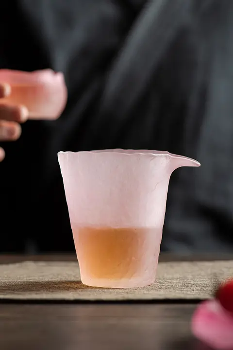 クリスタルガラス製 日本風 ティーサーバー【高級感あるハンマーテクスチャ・ピンクカラー】