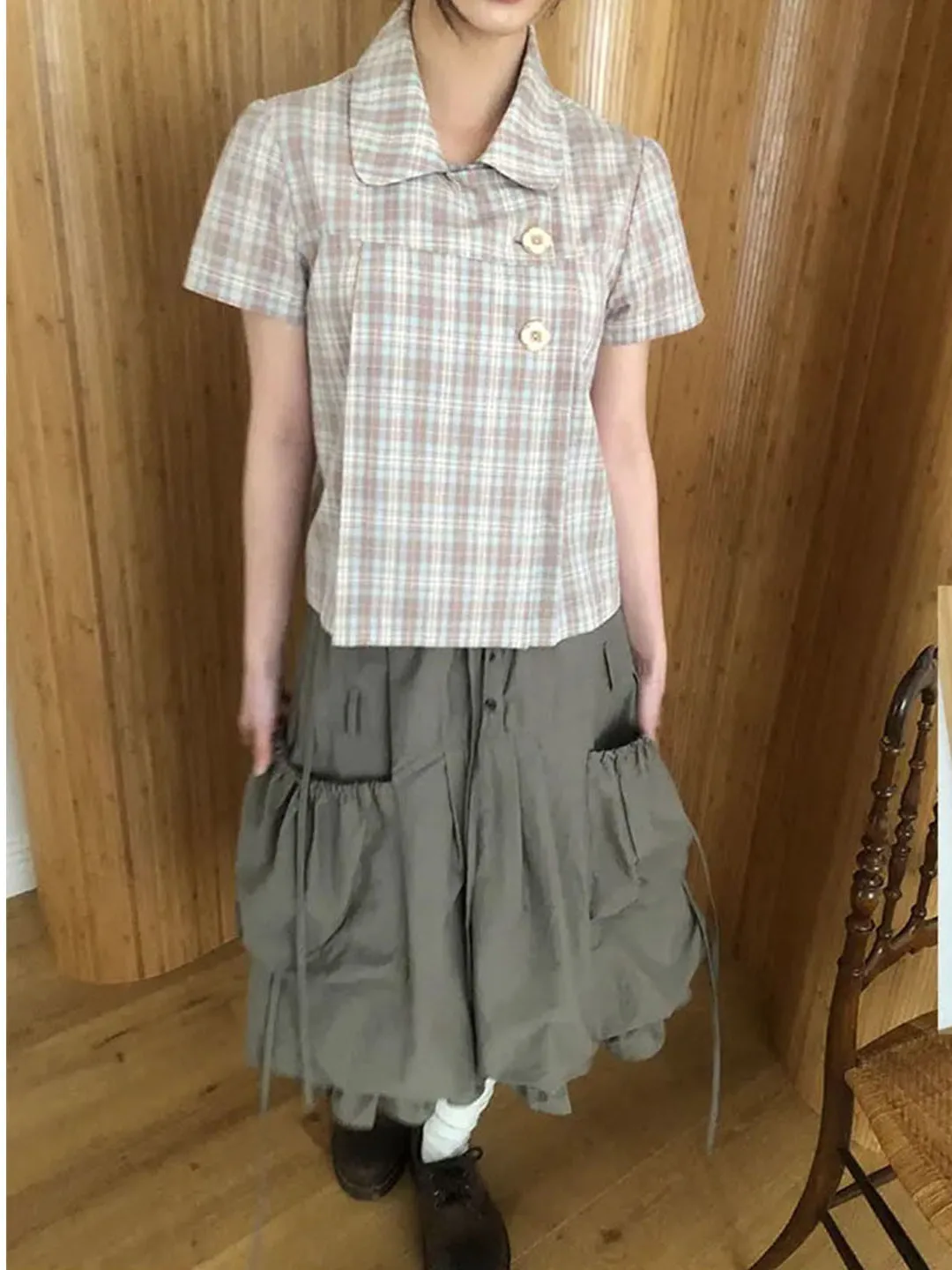 レトロな学院風デザインのドールカラー花モチーフチェック柄ブラウス：日常着に最適な復古風チェックスタイルの実用性解析