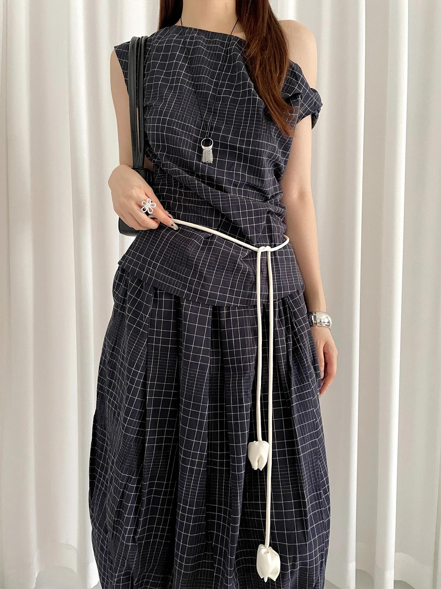 花柄デザインの細身ベルト：女性向けのシンプル装飾スタイルと実用性のバランス