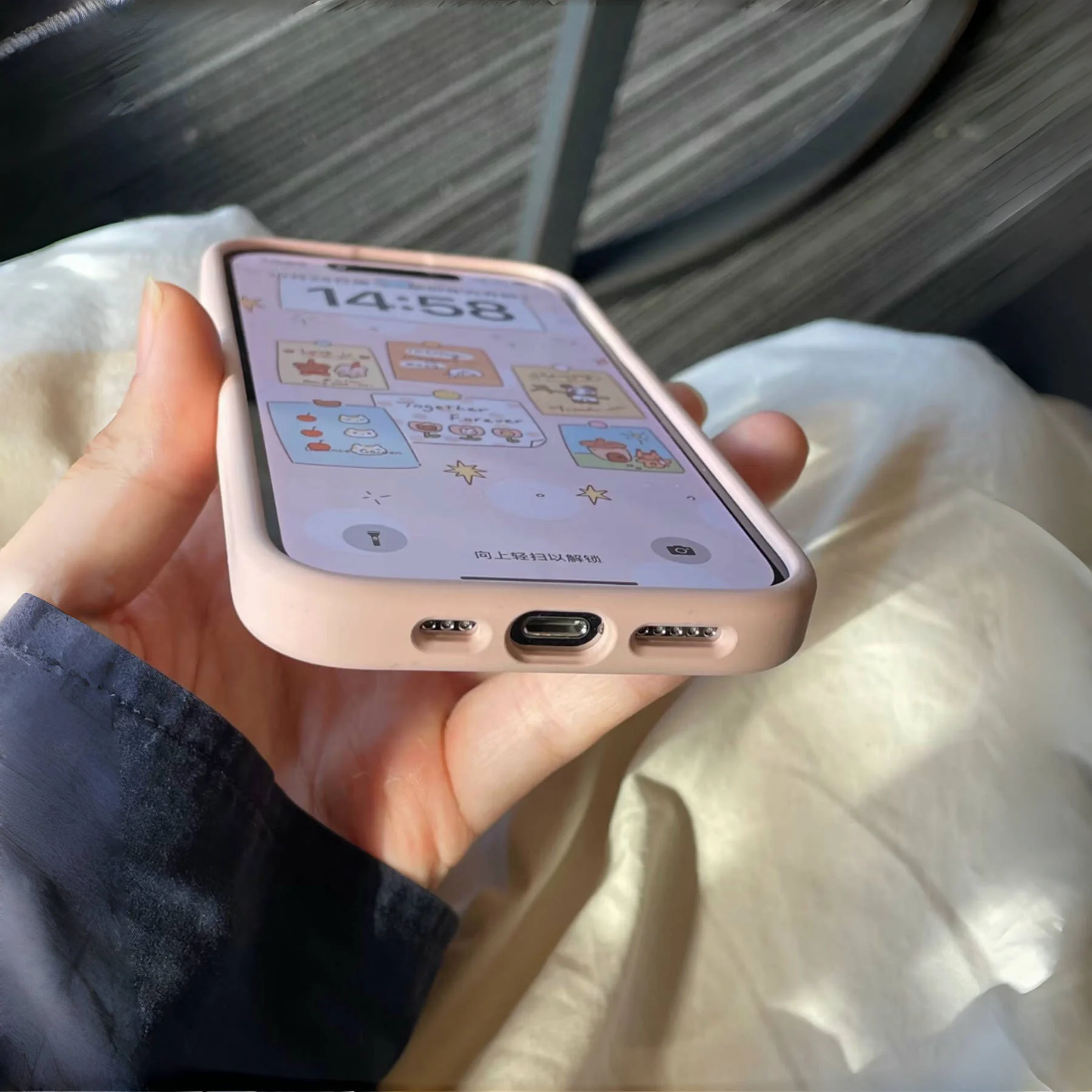 スマホケースがベタベタしないでいられるコツは？実は「液状シリコン」の力が鍵！