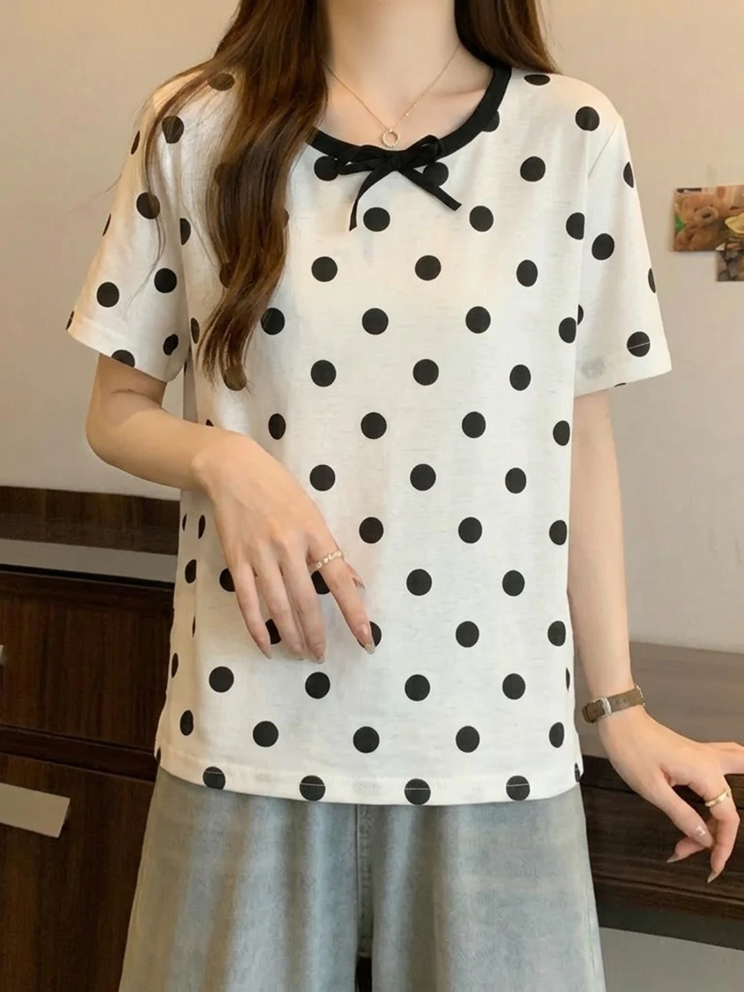 ドット柄のTシャツ：李柒七の丸首半袖が夏のカジュアルスタイルに与える影響