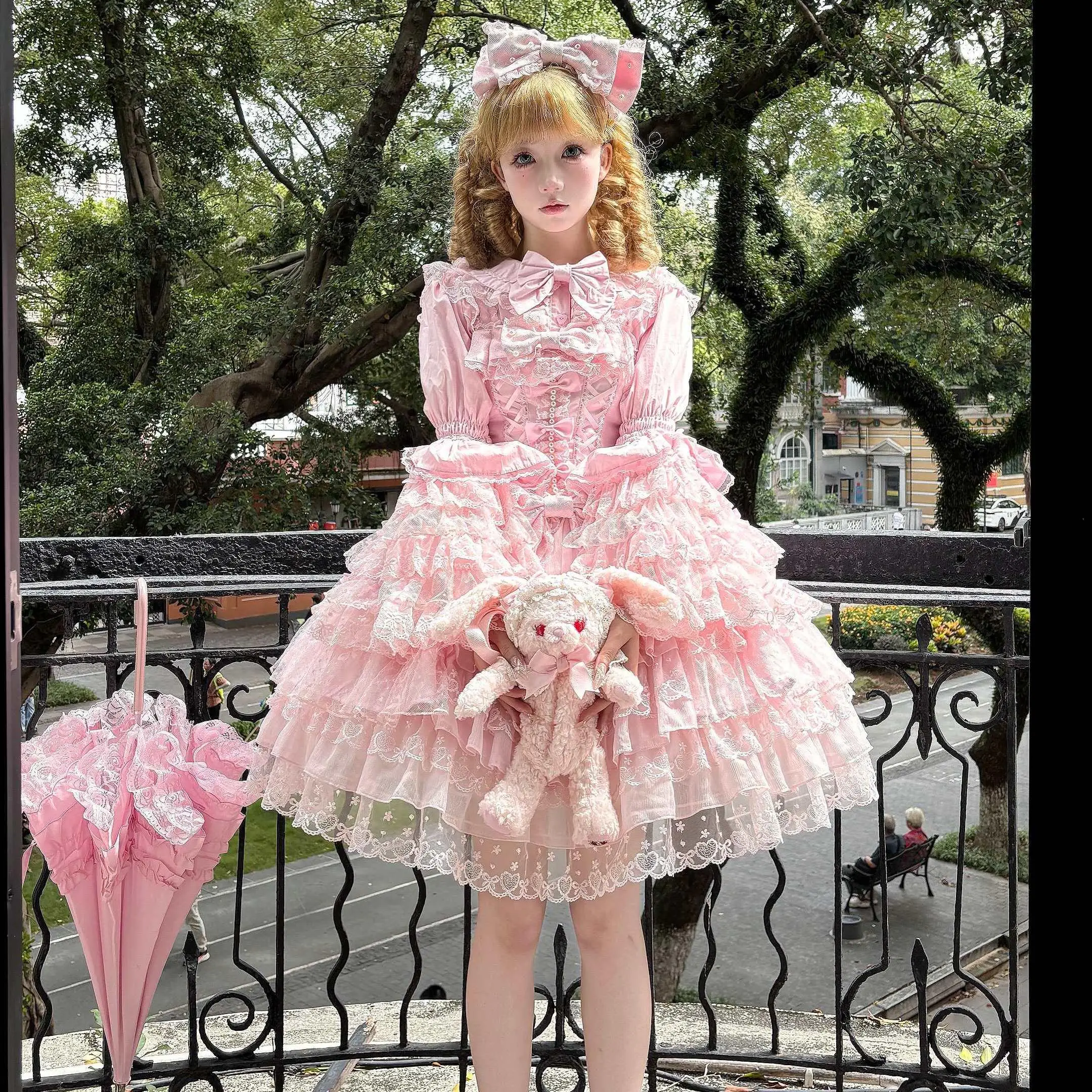 ロリータスタイルのワンピースドレス：パステルピンクとピーチ色の花柄デザインを実際のシーンで検証