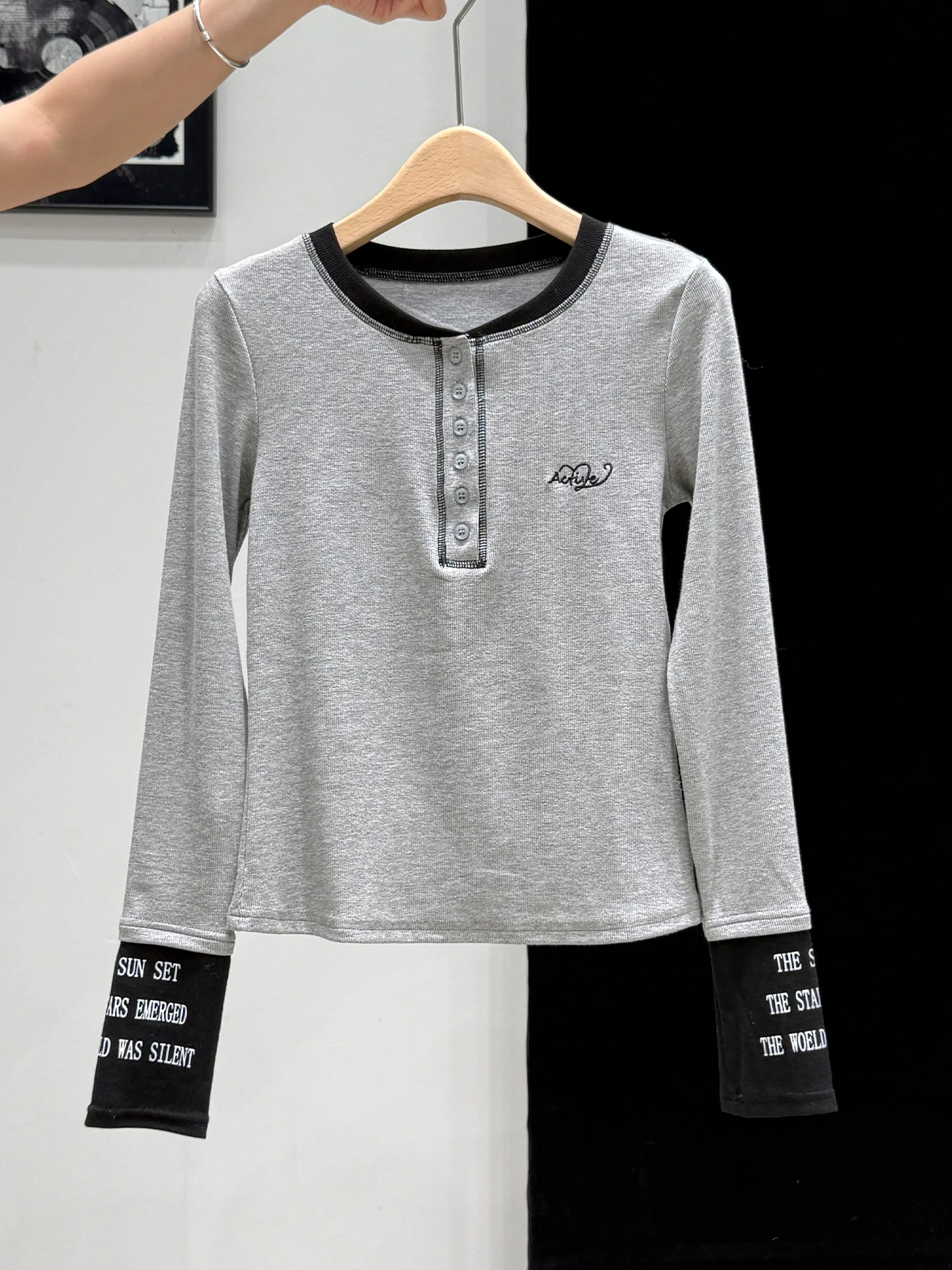 tシャツ シャツ 重ね着 レディース どうやって着るの？アメリカンレトロスタイルの灰の刺繍Tシャツが解決する3つの着こなしの秘密