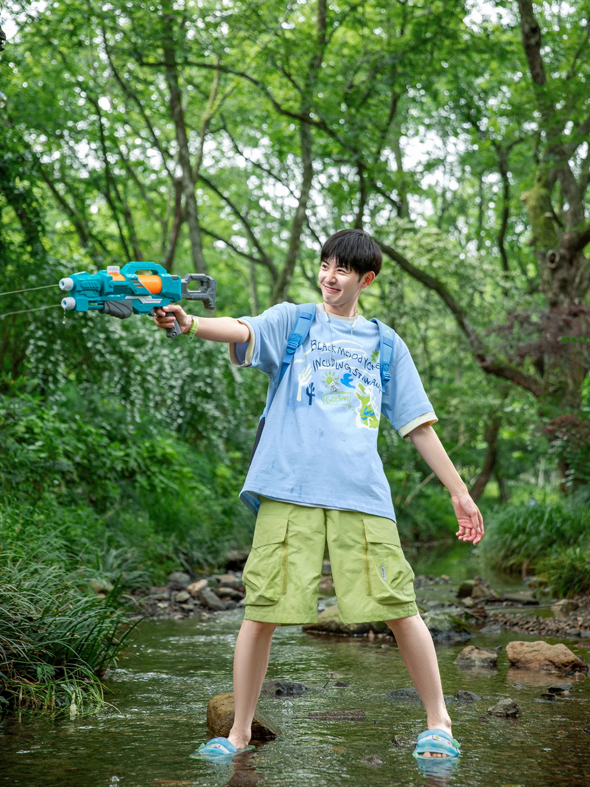 大人カジュアルの夏を彩る、塗鸦が印象的な半袖Tシャツは？