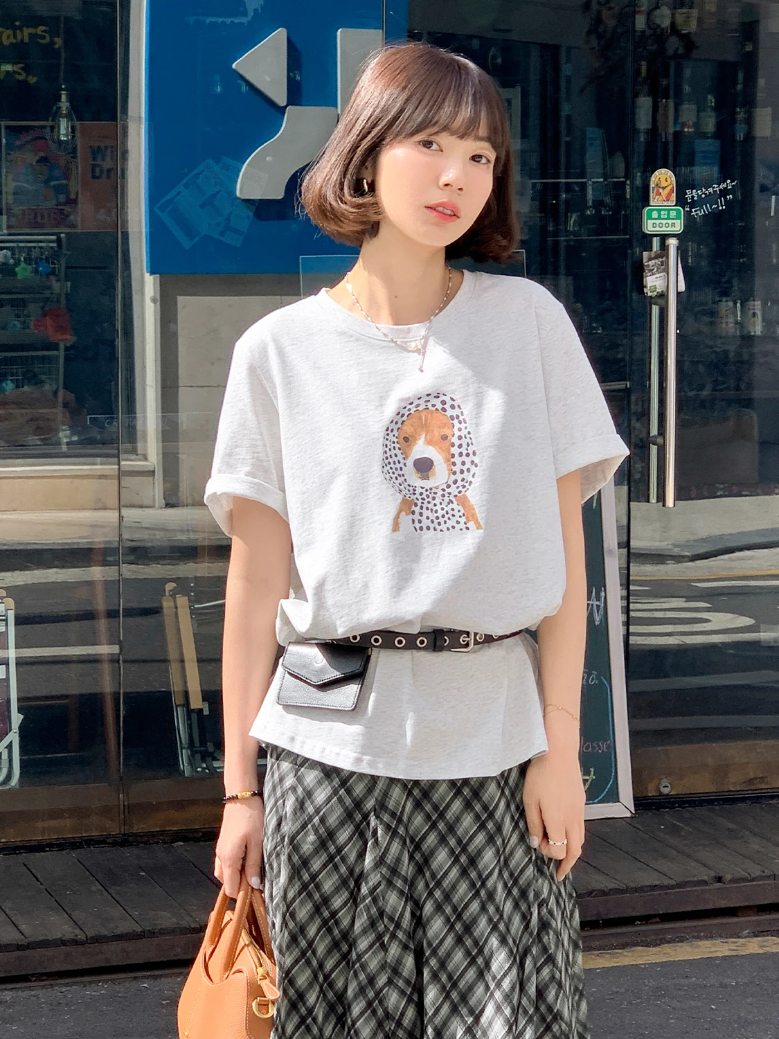 レトロな犬デザインのグレーTシャツ：カジュアルな日常着に最適な棉100%製品