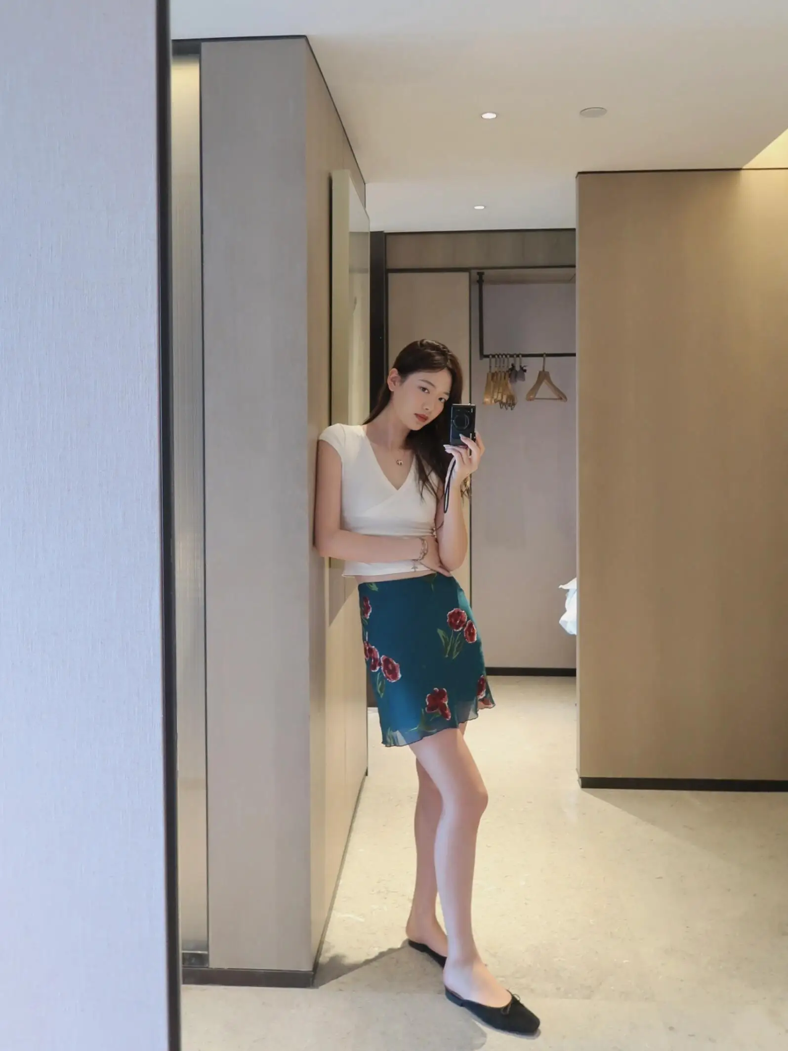透け感のある花柄プリントスカート：レトロデザインで女性らしさを表現