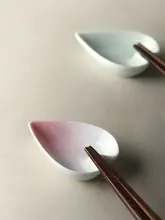 花びらデザインの陶器製箸置き【高級感ある箸枕・スプーンスタンド・ディップボウル付き】
