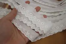優れた品質の白色コットン刺繍レーストリム【小花柄・片側デザイン・服飾用・装飾素材】