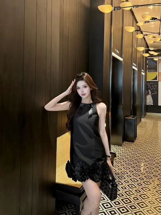 リボン装飾の立体花プリント無袖ワンピース【スリムフィット】