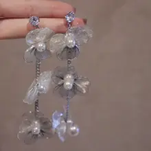 華やかなデザインの花モチーフロングピアス【丸顔に似合う・イヤリングタイプ】