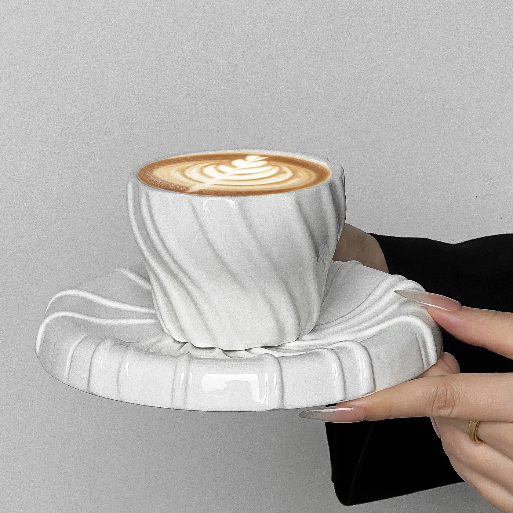 レトロデザインのラテカップ：ハンドメイド陶器でカプチーノを楽しむ