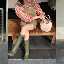 レトロな赤いチェック柄シャツとサロペットパンツのカジュアルコーディネート（セットアップ対応）