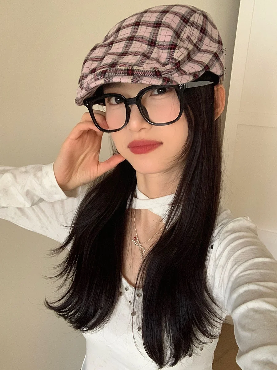 チェック柄キャスケット帽：シンプルで小顔効果を実現する女性向けファッションアイテム