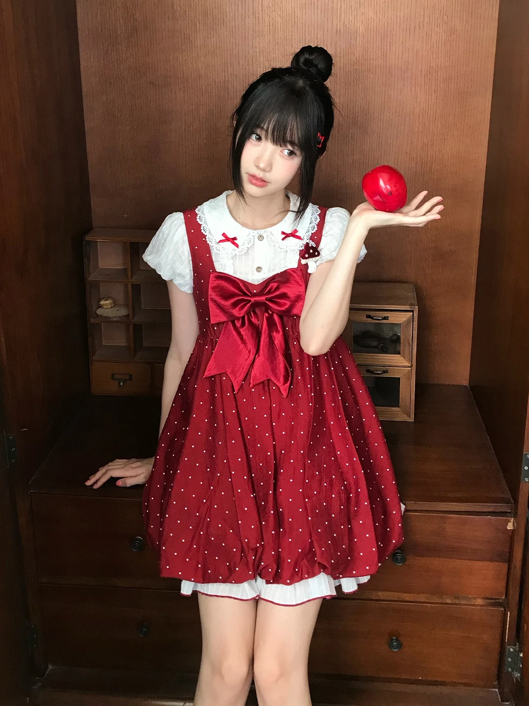 可愛いマシュマロデザインの赤いドットワンピース：学生用セットアップの春夏最適選択