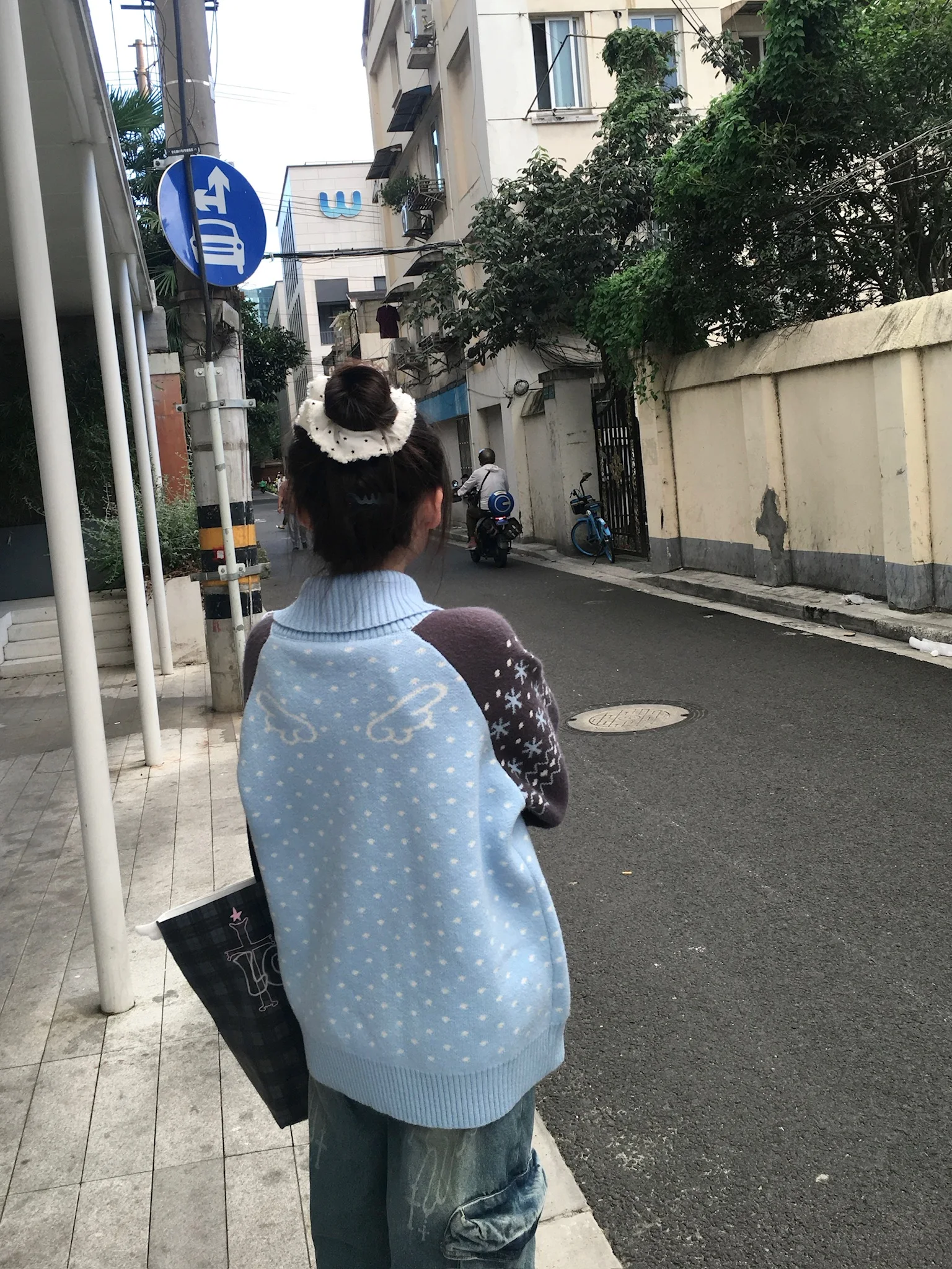 青ニットはなぜ今、通勤スタイルの中心に？