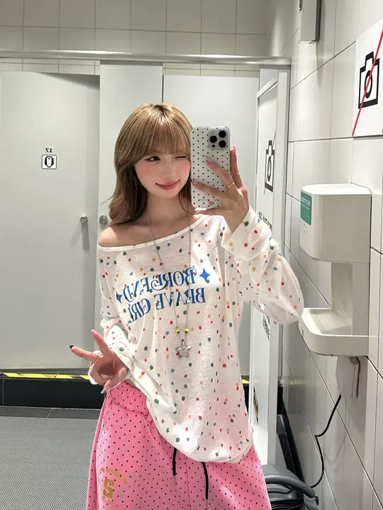 春に最適！カラフルドット柄の肩出し長袖Tシャツ【ゆったりデザイン・薄手・女性用】（セットアップ対応）
