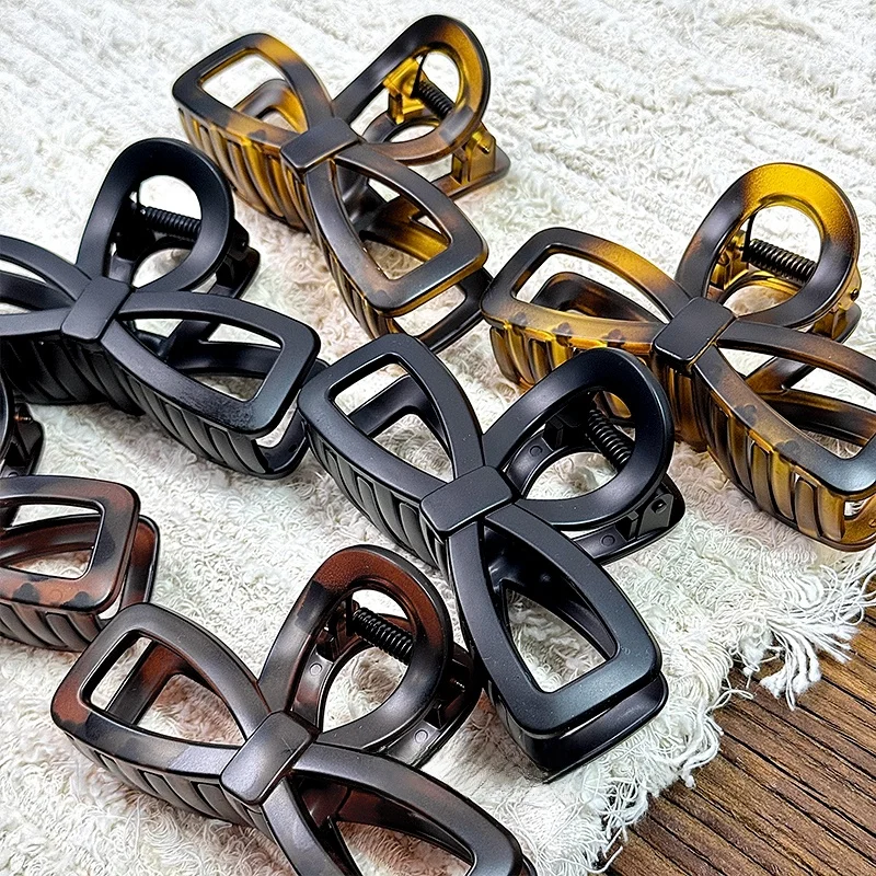 ダルメシアン模様の透かしリボンヘアクリップ：こめかみコリコリに効果的な頭部サポートアイテム