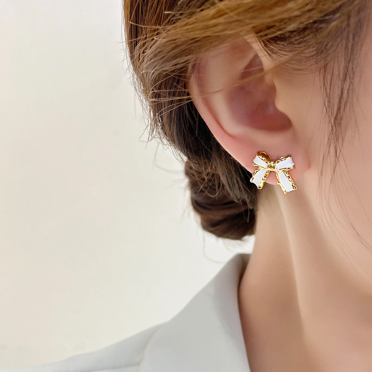カラフルな滴油デザインのリボンピアス：純銀製のオリジナル昆虫柄女性アクセサリーの実用性とデザイン特性