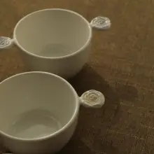 愛らしい浮彫の小さなバラ柄陶器製ご飯ボウル【持ち手付き・フルーツボウルにも最適】