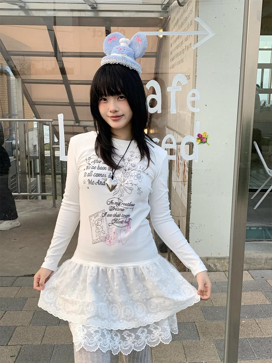 可愛いクマと美しいフラワーレター柄の三段レーススカートトップス：デザイン性と着こなしのバランスを実現