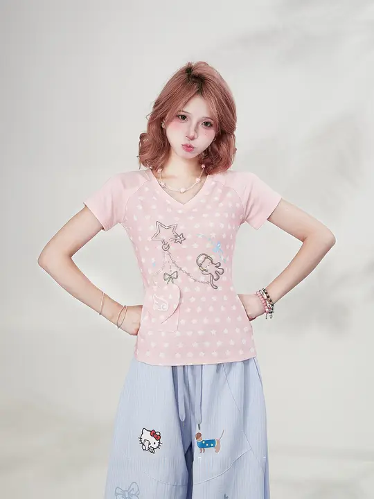 星柄プリントのVネック短袖Tシャツ【レディース・カジュアル・スリムフィット】