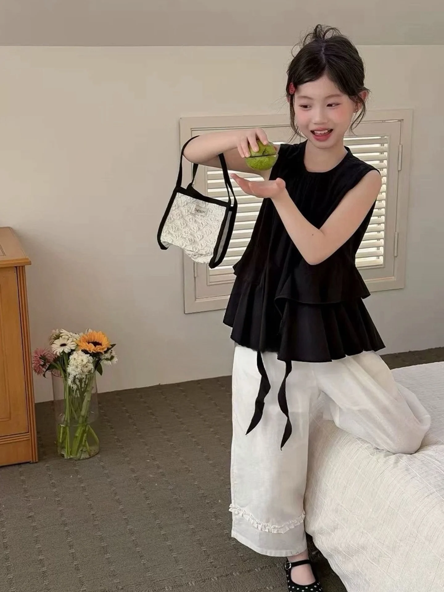 黒のズボンに合う夏のトップスは、これで決める？