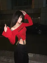 赤のオフショルダー長袖Tシャツ【デザイン性・フィット感・秋用】