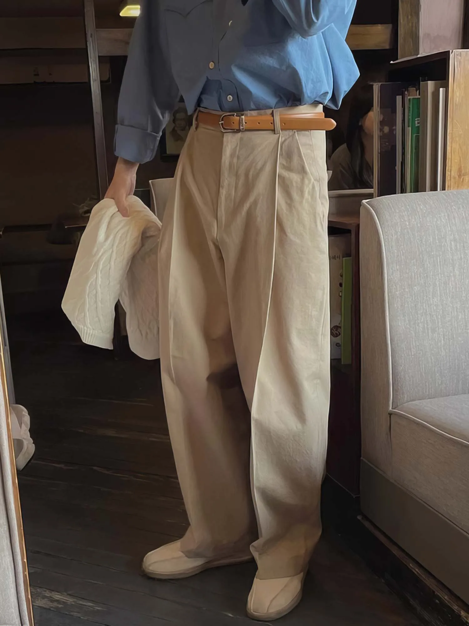 2026年夏に着るべきカジュアルパンツは？カーキ色のストレートパンツが解決するリアルな悩み