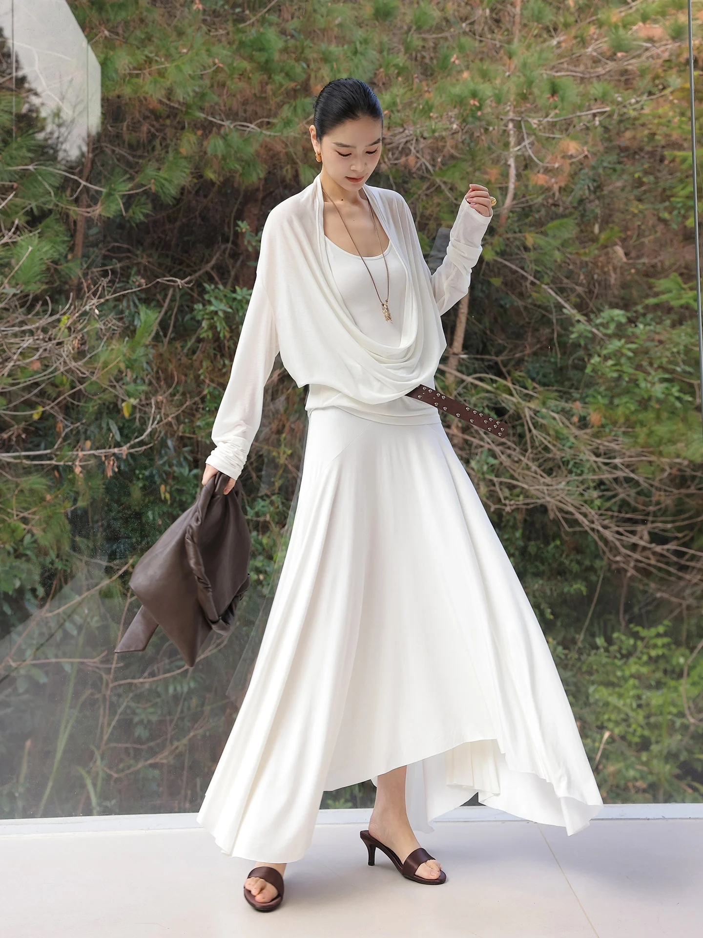 ロングスカート 白 どんな場面で着る？高級感と軽やかさを両立するコーデの秘密とは？