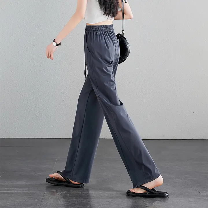 高腰のストレートパンツ【女性用・ルーズフィット・ドレープ感あり・ウエストゴム】