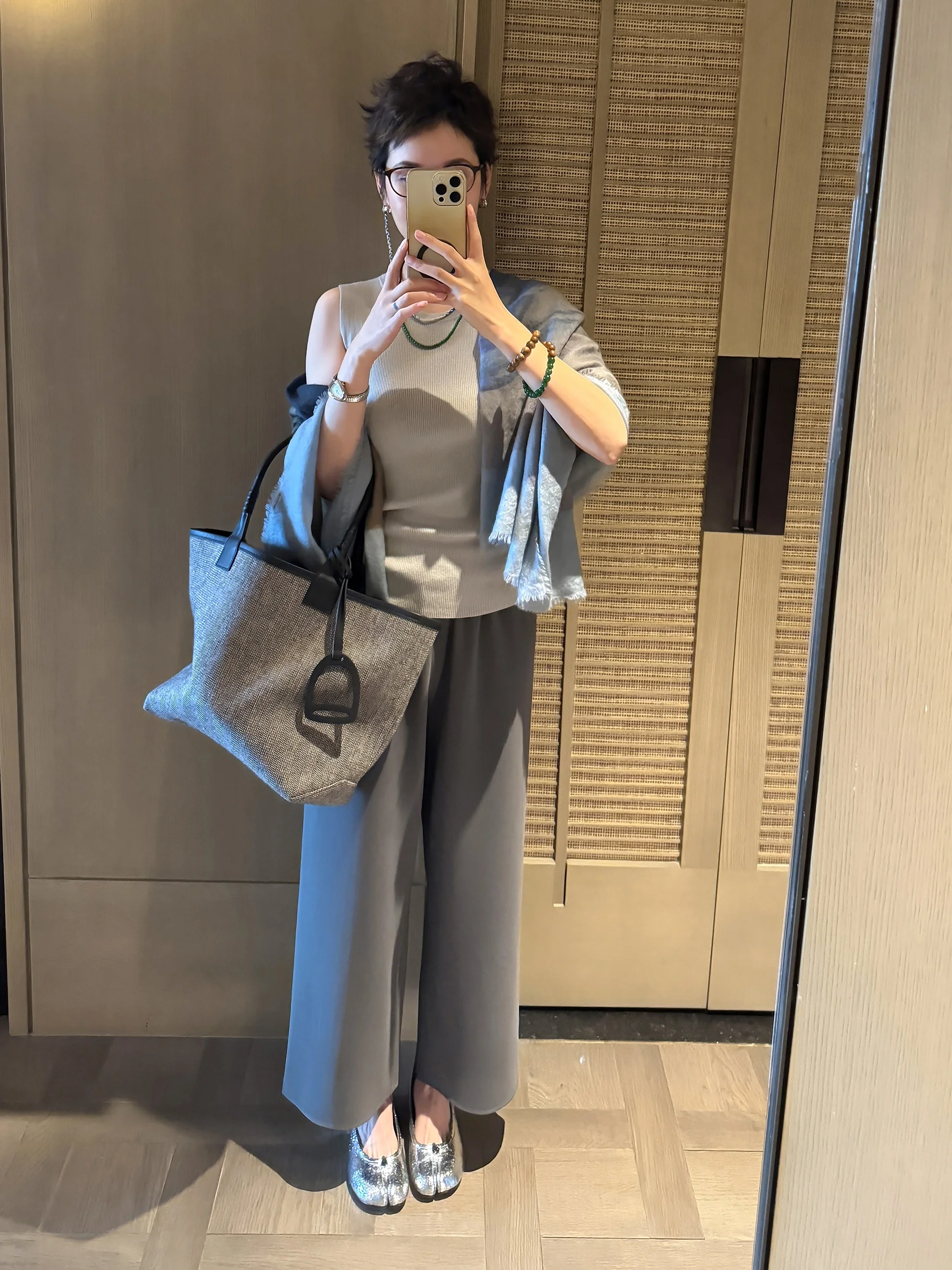 50代後半女性の顔合わせにぴったりなカジュアルパンツ：軽量ドレープパンツの実用性と選定基準