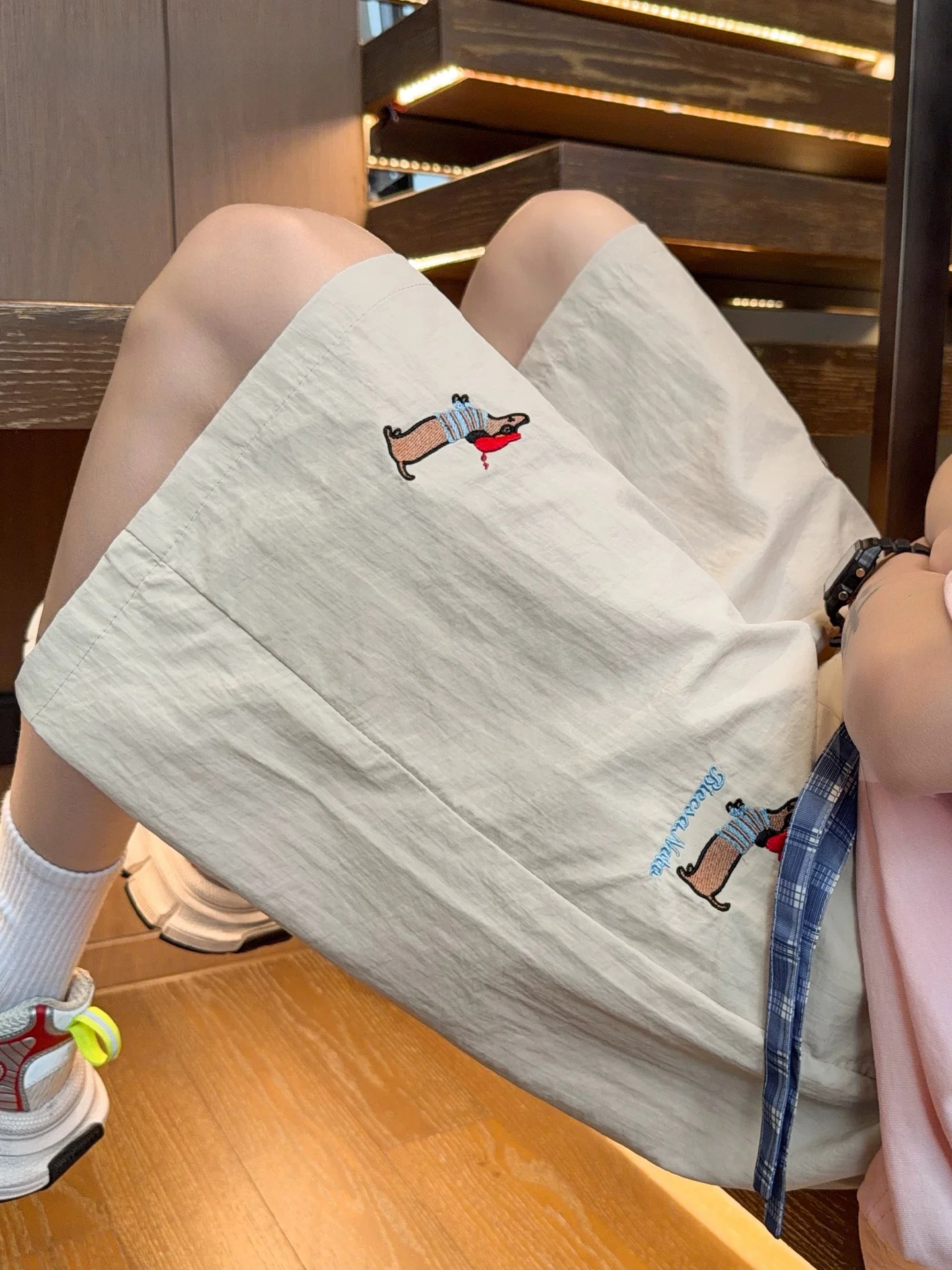 冷感素材のウエストカラー切替ダックスフンドプリント速乾カジュアルパンツ：40代ショートパンツの夏着こなしに最適な選択肢