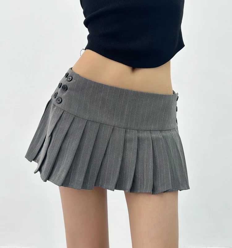 低身長でバランスの取れたファッションをどうやって見つけられるか？ストライプの超短ミニスカートが解決するリアルなシーン