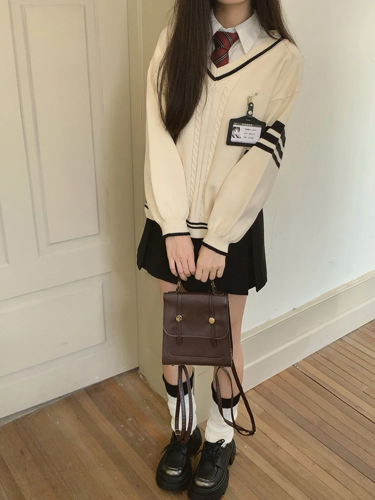 アイスクリームとクジラのデザインJK制服風 Vネック長袖ニット【シンプル・カジュアル】 ブラックデニムコーデに合うカジュアルニット