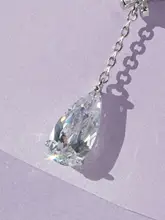 花のデザインが魅力的な水滴型クリスタルイヤリング【トレンド・流れるタッセル・穴あけ不要】